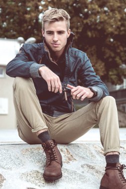 yakışıklı şık bir adam portresi 