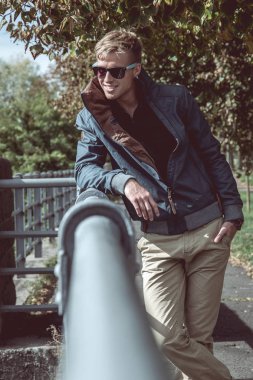 Süslü güneş gözlüğü ile şık yakışıklı delikanlı