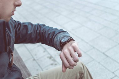 Şık yakışıklı zaman kontrol  