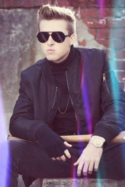 Beysbol sopası ile agresif holigan   