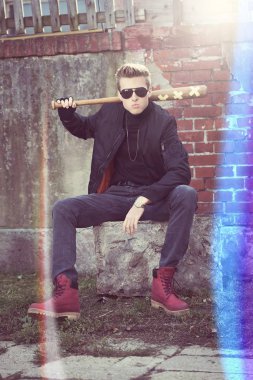 Genç yakışıklı sarışın saçlı holigan portre  