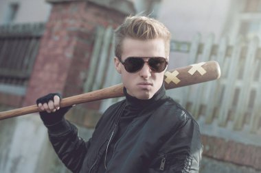 Genç yakışıklı sarışın saçlı holigan portre  