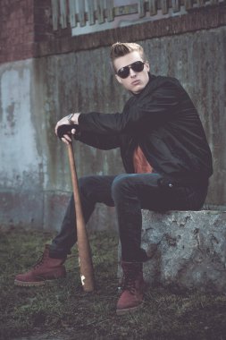 Genç yakışıklı sarışın saçlı holigan portre  