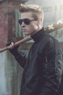 Genç yakışıklı sarışın saçlı holigan portre  