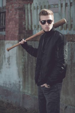 Genç yakışıklı sarışın saçlı holigan portre  