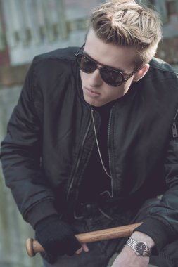 Genç yakışıklı sarışın saçlı holigan portre ile süslü güneş gözlüğü 