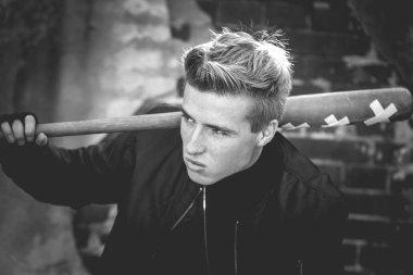 Genç yakışıklı sarışın saçlı holigan portre  