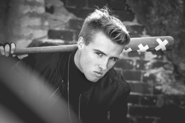 Genç yakışıklı sarışın saçlı holigan portre  