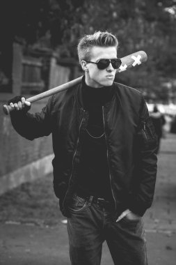 Genç yakışıklı sarışın saçlı holigan portre  