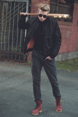 Genç yakışıklı sarışın saçlı holigan portre  