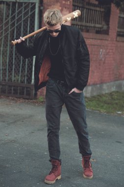 Genç yakışıklı sarışın saçlı holigan portre 