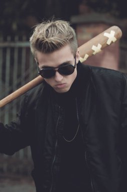 Genç yakışıklı sarışın saçlı holigan portre 