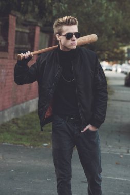 Genç yakışıklı sarışın saçlı holigan 