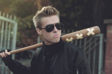 Genç yakışıklı sarışın saçlı holigan 