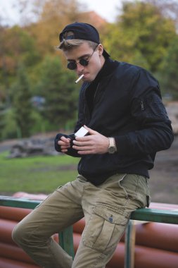  holigan süslü gözlük ve ağzına sigara ile