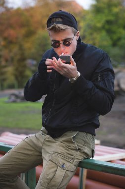  holigan süslü gözlük ve ağzına sigara ile