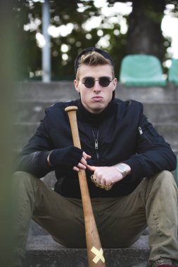 Genç yakışıklı sarışın saçlı holigan 