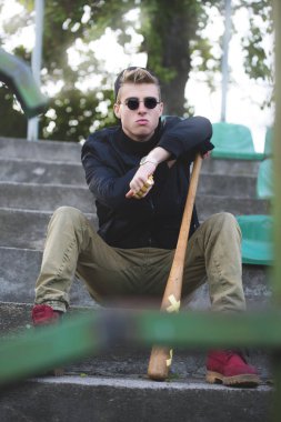 Genç yakışıklı sarışın saçlı holigan  