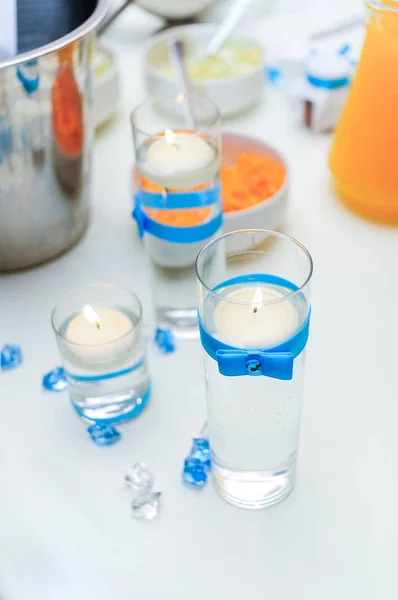 Luci di candela a tavola — Foto Stock