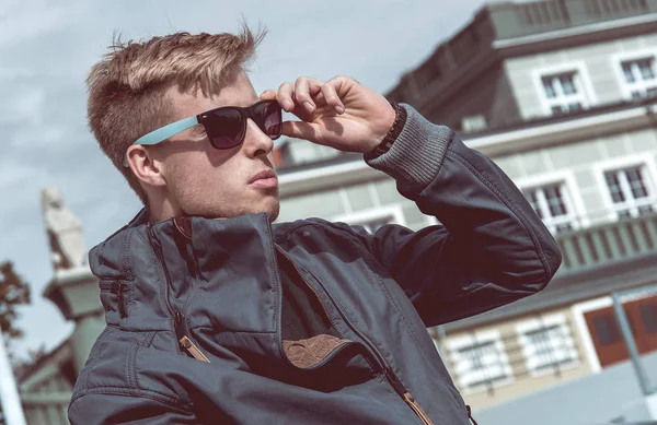 yakışıklı şık bir adam portresi  