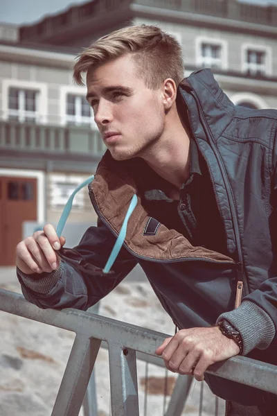 yakışıklı şık bir adam portresi