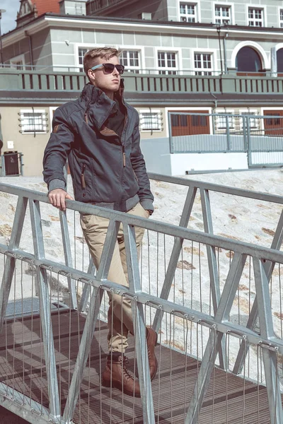 Süslü güneş gözlüğü ile şık yakışıklı delikanlı