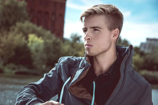 Şık genç yakışıklı adam 