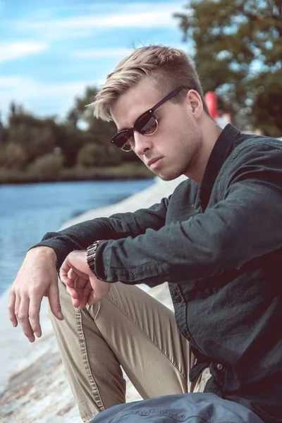 Şık yakışıklı zaman kontrol 