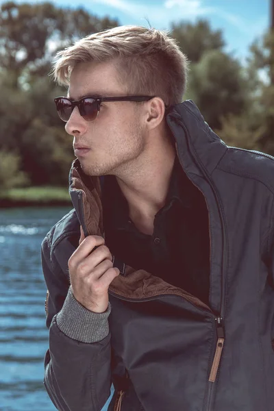 yakışıklı şık bir adam portresi 