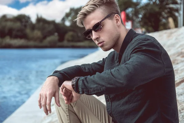 Şık yakışıklı zaman kontrol 