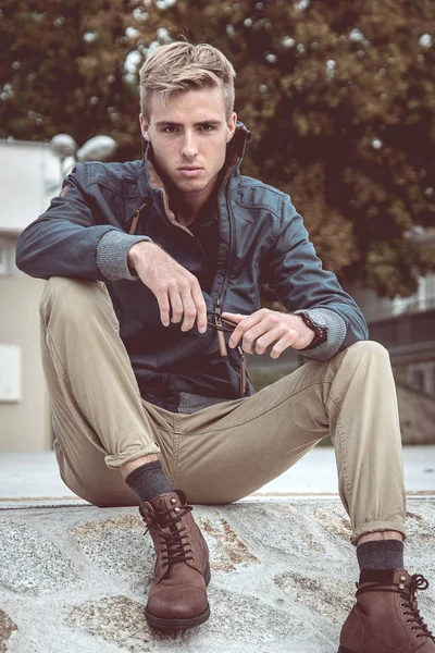 yakışıklı şık bir adam portresi 