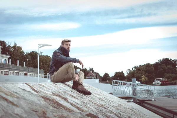 yakışıklı şık bir adam portresi 