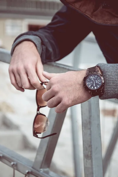 Reloj de lujo para hombre y gafas de sol de lujo — Foto de Stock