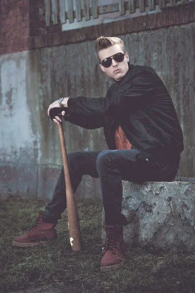 Genç yakışıklı sarışın saçlı holigan portre  