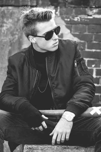 Genç yakışıklı sarışın saçlı holigan portre  