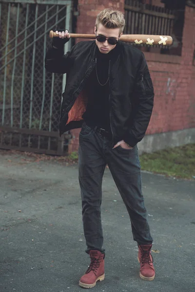 Genç yakışıklı sarışın saçlı holigan portre  