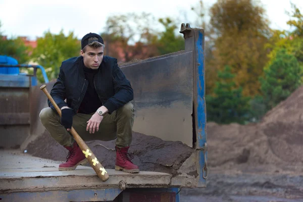 Porträt eines Hooligan mit Baseballschläger und schwarzem Hut — Stockfoto