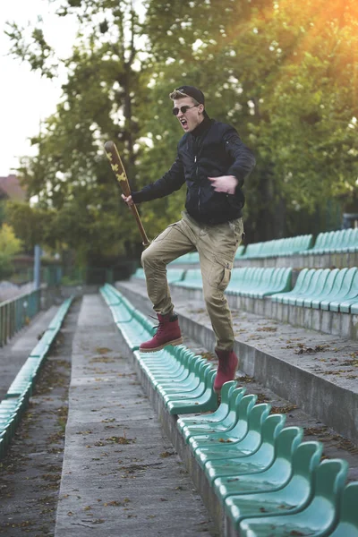 Aggressiver Hooligan mit Baseballschläger — Stockfoto