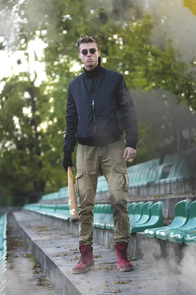 Aggressiver Hooligan mit Baseballschläger — Stockfoto