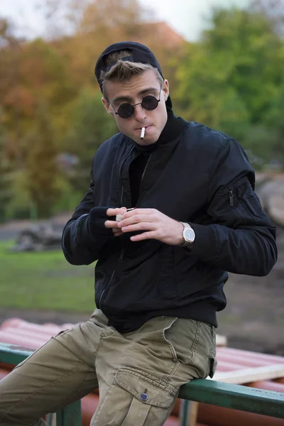 Хуліган з вишуканими окулярами і сигаретою в роті — стокове фото