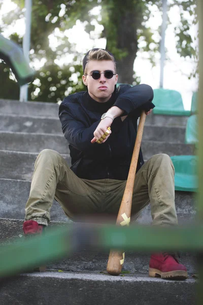 Genç yakışıklı sarışın saçlı holigan  