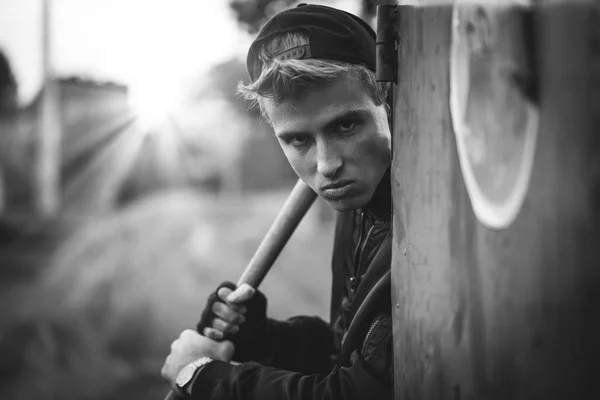 holigan elinde beysbol sopası ile 