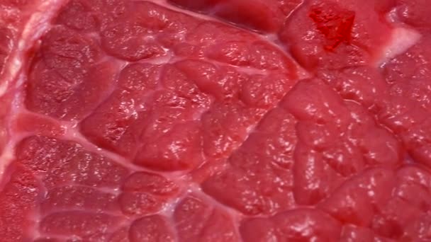 Frisches und saftiges rohes Rindfleisch — Stockvideo