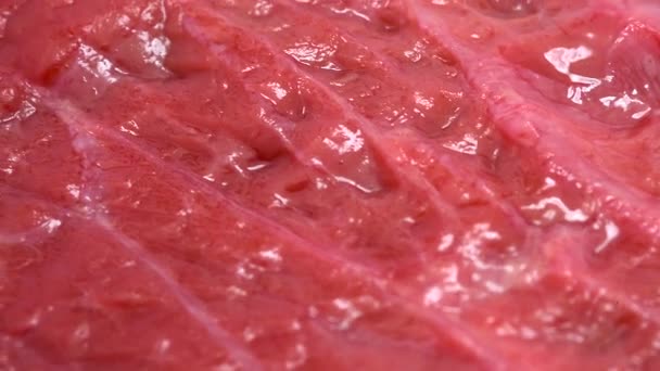 Frisches und saftiges rohes Rindfleisch — Stockvideo