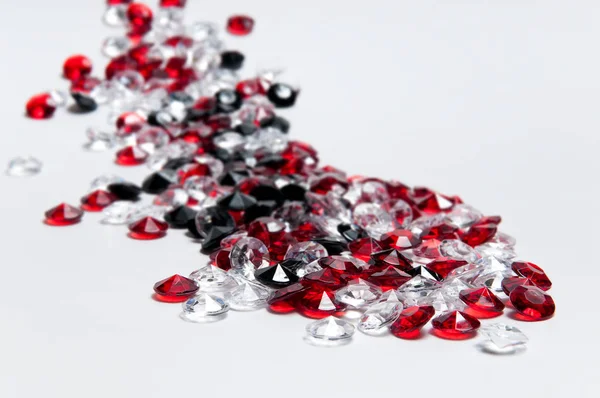 Pequenos diamantes brancos, vermelhos e pretos — Fotografia de Stock