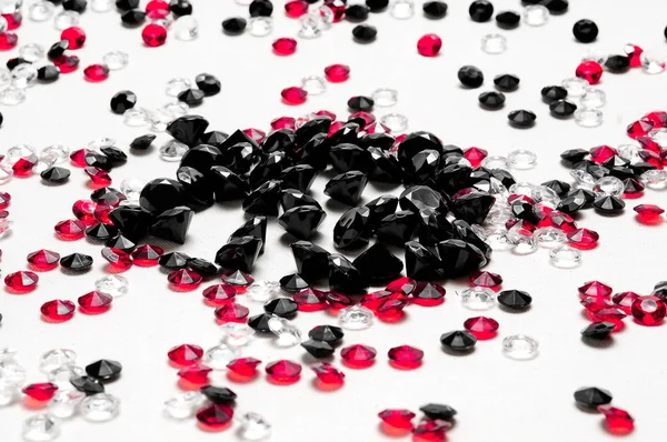 Petits diamants blancs, rouges et noirs — Photo