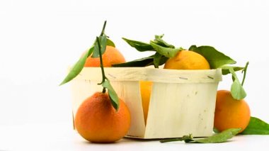 Sepet içinde yapraklarla mandalina   