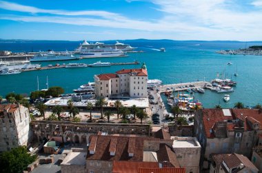 Split Limanı yolcu gemileri ile görünümünü 