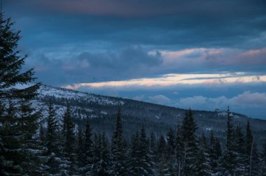 Karkonosze dağlar, kış günü 