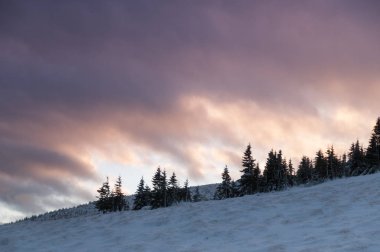 Sunrise dağların arkasından ortaya çıkan 